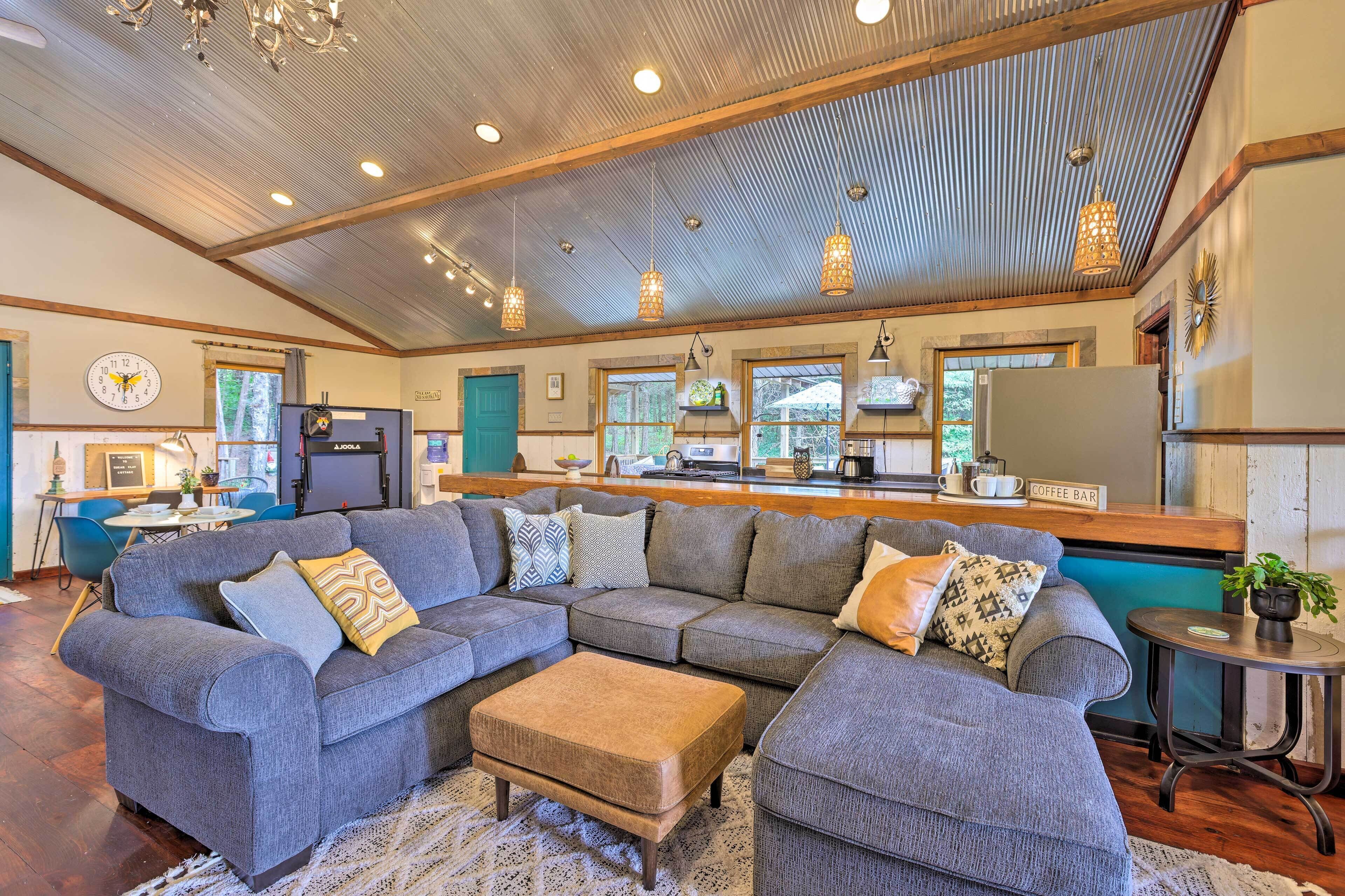 Pet-friendly Outdoor Paradise w/ Grill, Decks