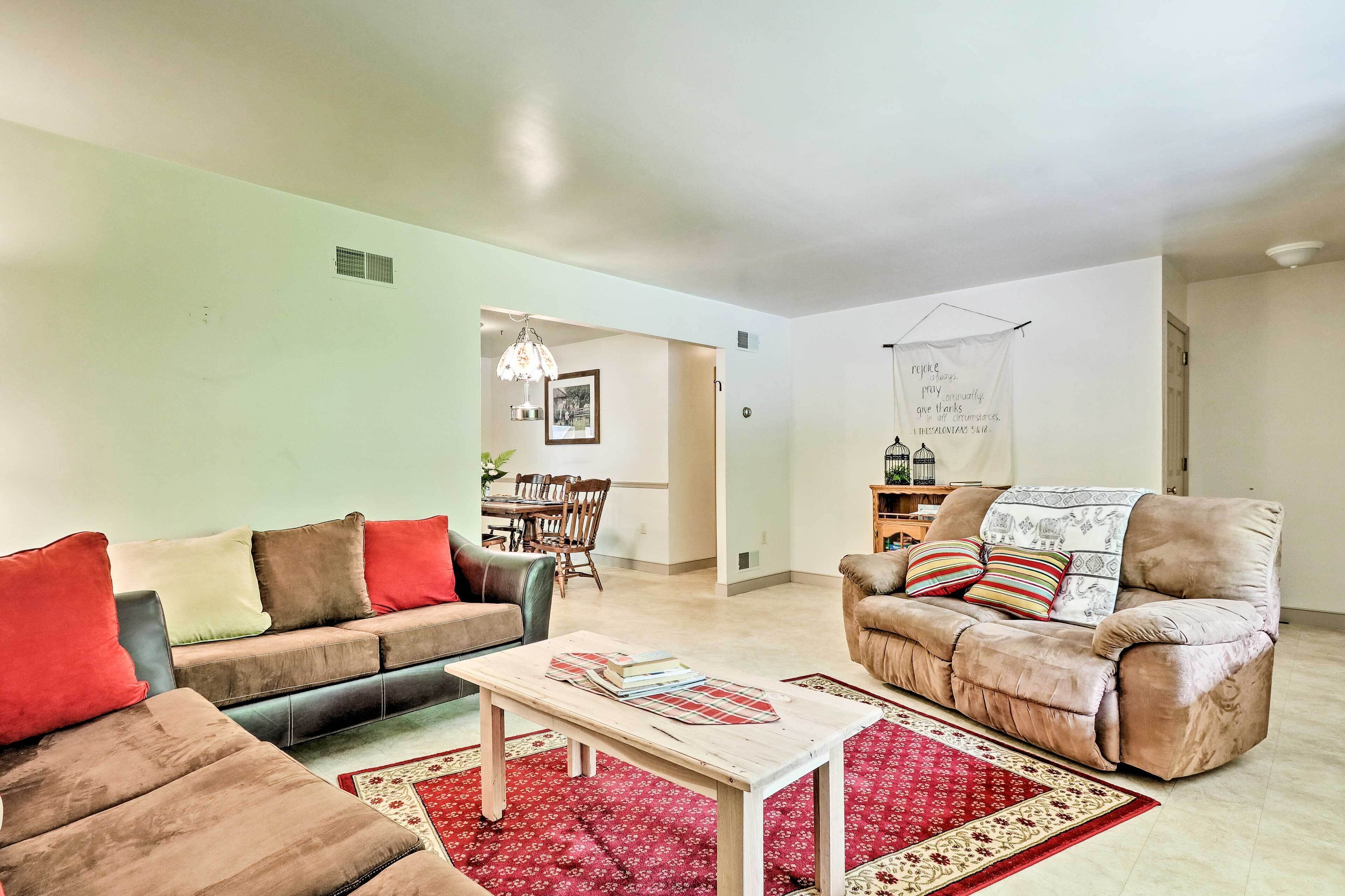 Family Home w/ Wifi, 14 Mi to Dutch Wonderland!