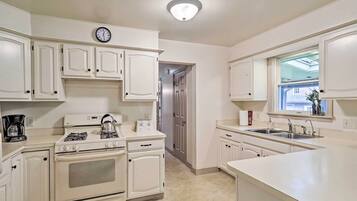 House (4 Bedrooms) | Dapur peribadi | Ketuhar gelombang mikro, ketuhar, dapur