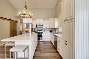 House (6 Bedrooms) | Interior