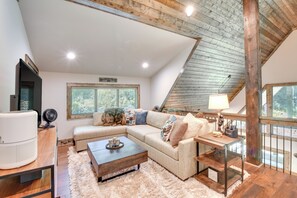 Interior - Screened Porch + Yard: Mountain Home By Hiking! (Glenville)