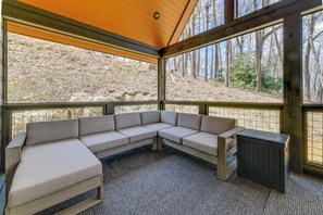 Interior - Screened Porch + Yard: Mountain Home By Hiking! (Glenville)