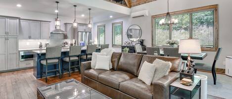 コテージ (2 Bedrooms) | リビング エリア | テレビ、暖炉、DVD プレーヤー、書庫