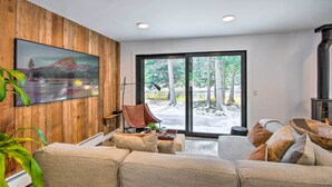 Hus (2 Bedrooms) | Oppholdsområde | TV, peis, TV-spill og bøker