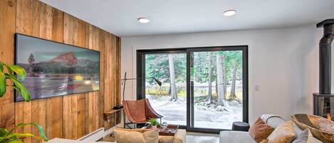 獨棟房屋 (2 Bedrooms) | 起居區 | 電視、壁爐、電視遊樂器、書籍