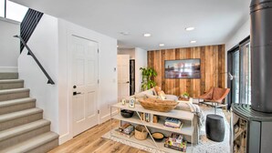 Hus (2 Bedrooms) | Oppholdsområde | TV, peis, TV-spill og bøker