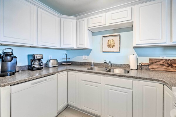 Oak Island Condo - Walk To The Beach! - Bolivia, NC