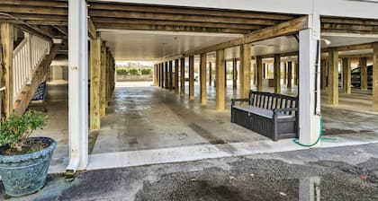 Oak Island Condo - Walk to the Beach!