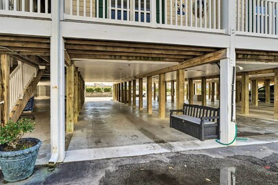 Oak Island Condo - Walk to the Beach!
