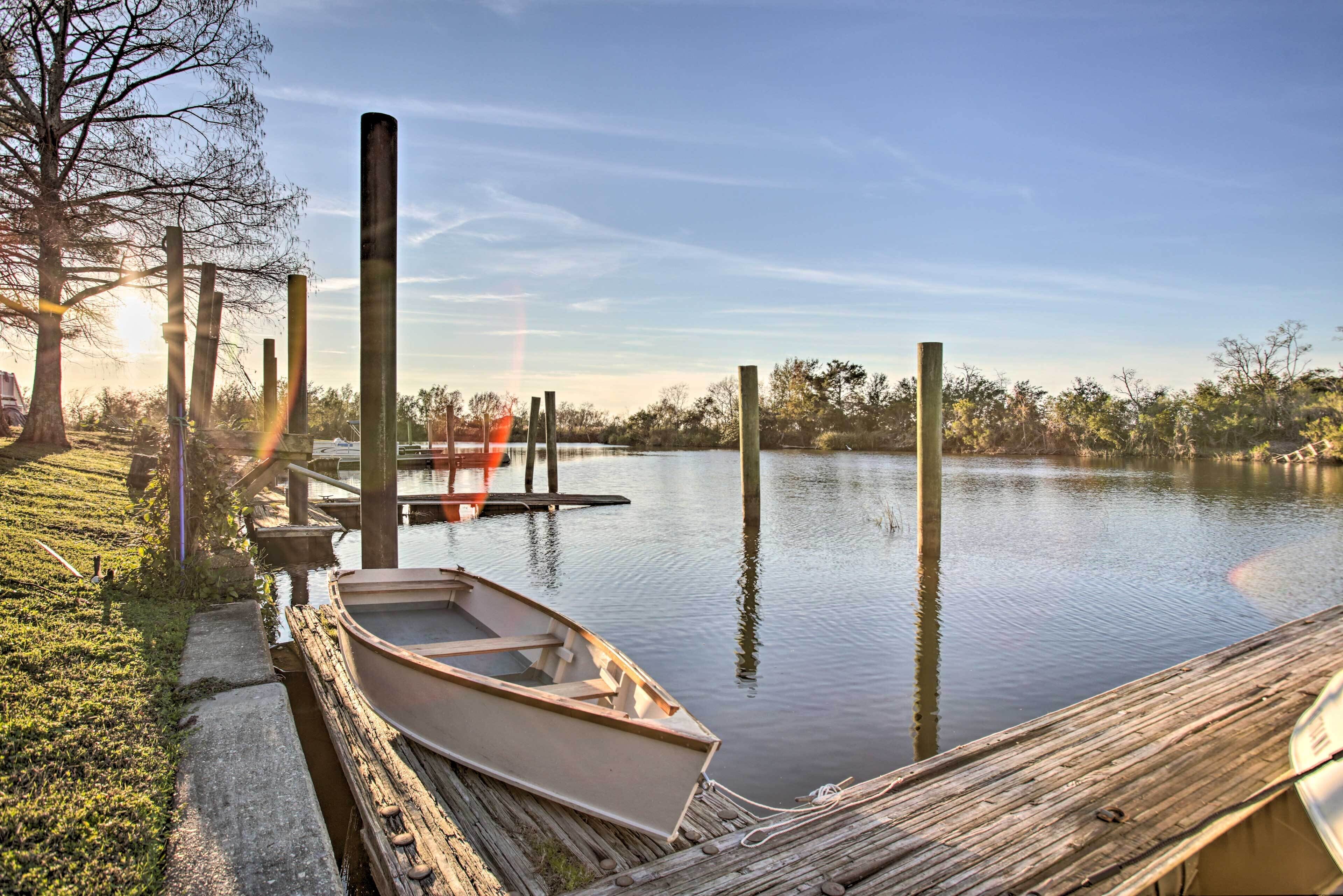 Lakefront Madisonville Townhome w/ Rowboat!