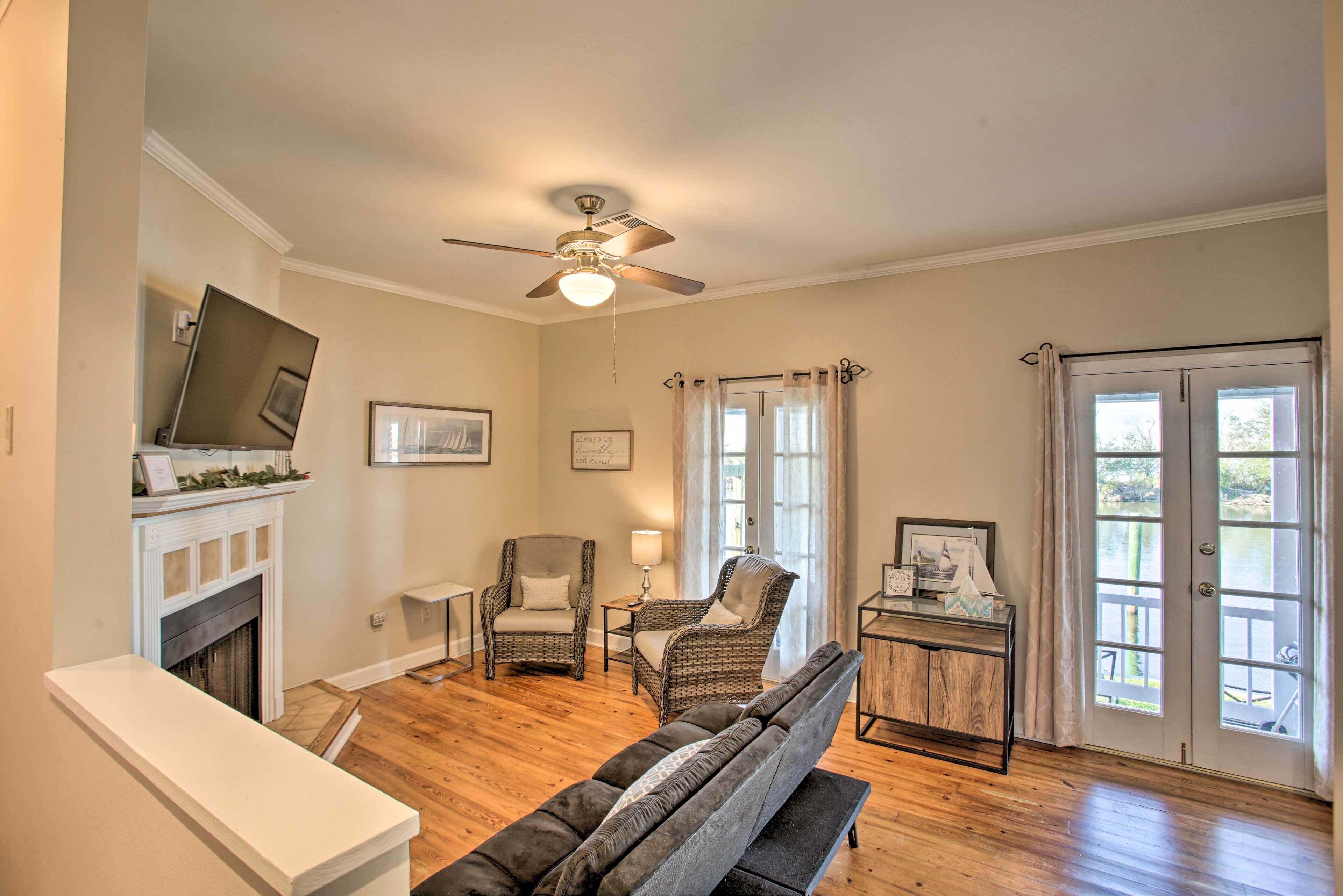 Lakefront Madisonville Townhome w/ Rowboat!