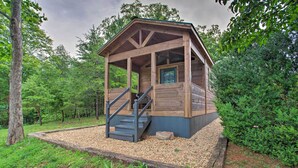 A wooden cabin with a porch and stairs, surrounded by trees and greenery. - Hike, Sip & Unwind! Mill Spring Cabin Near Winery (Mill Spring)