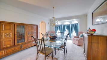 House (5 Bedrooms) | Interior