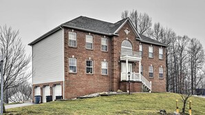 Unclassified image, 5 of 32, button - Pet-friendly Apollo Home w/ Furnished Deck! (Apollo)