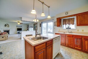 House (5 Bedrooms) | Interior - Pet-friendly Apollo Home w/ Furnished Deck! (Apollo)