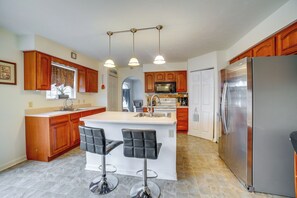 Unclassified image, 4 of 32, button - Pet-friendly Apollo Home w/ Furnished Deck! (Apollo)