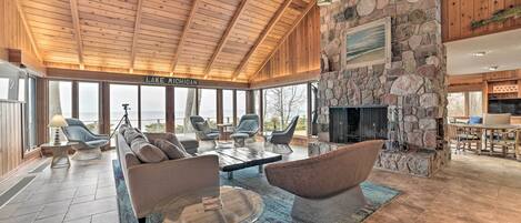 House (6 Bedrooms) | Living area | TV, fireplace, books