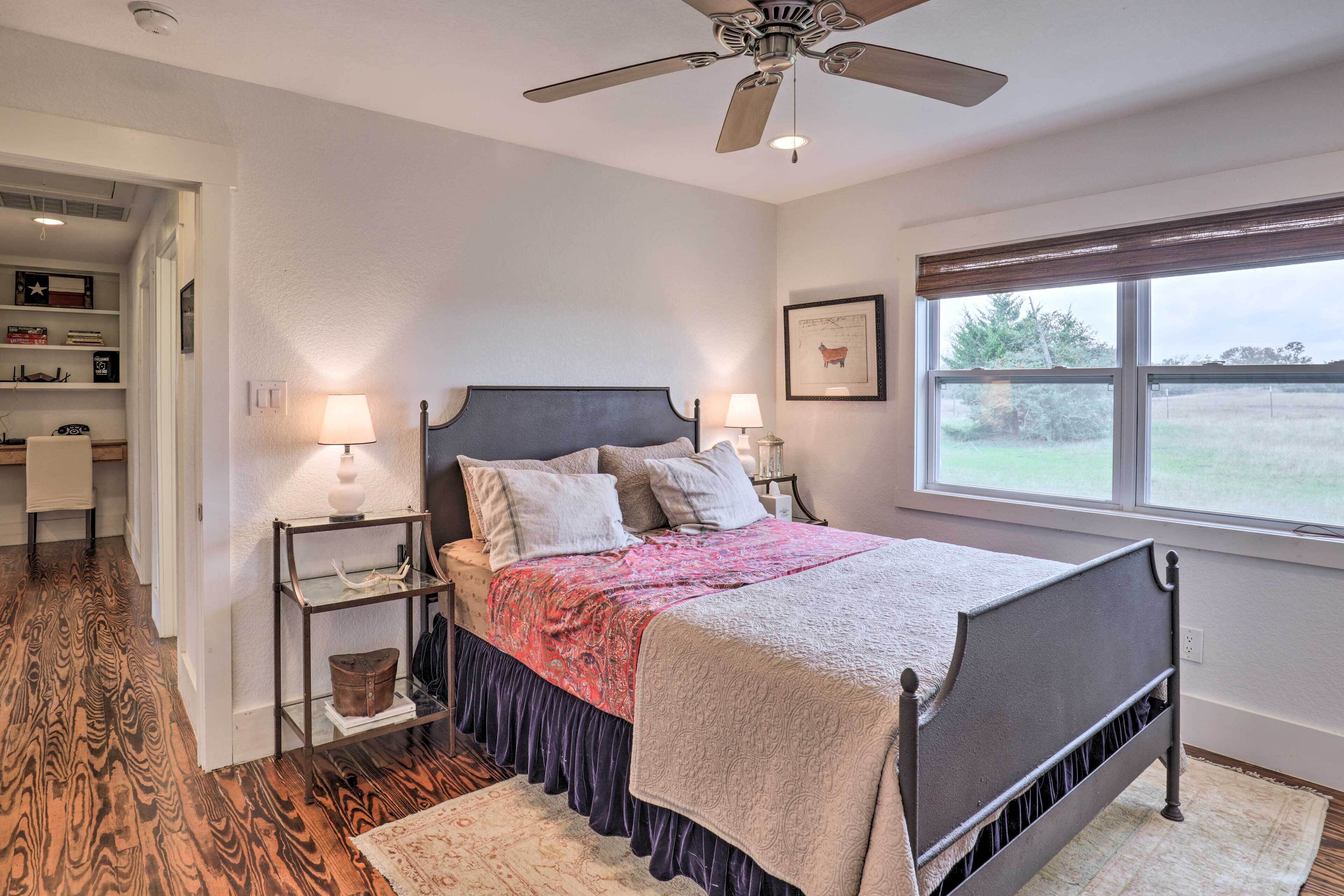 Secluded Texas Farmhouse: 12 Mi to La Grange!