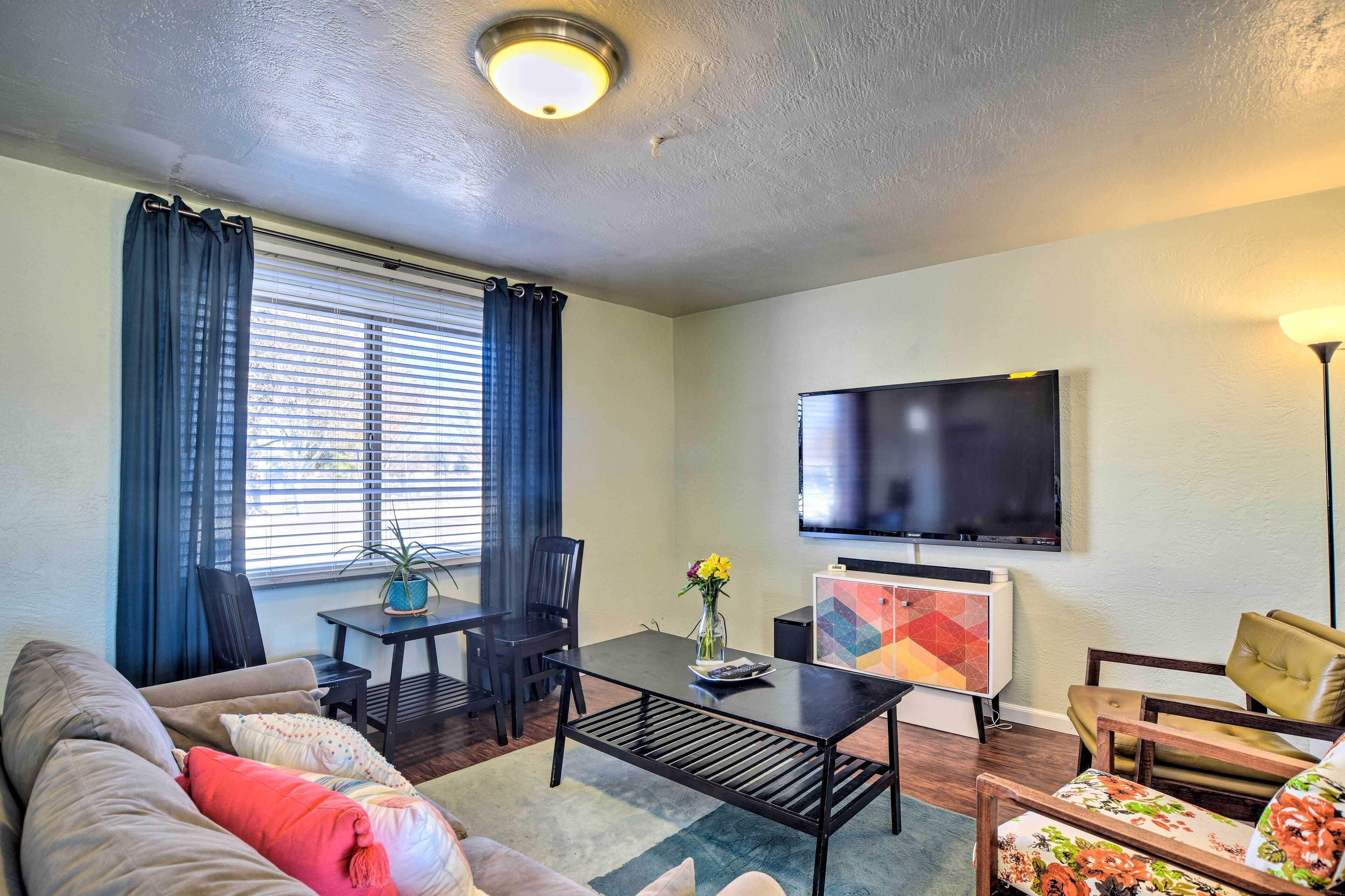 Vibrant ABQ Adobe Den: Mtn Views, Walk to Park!