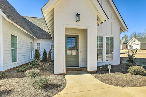 Opelika Townhome w/ Central A/C + Heating!