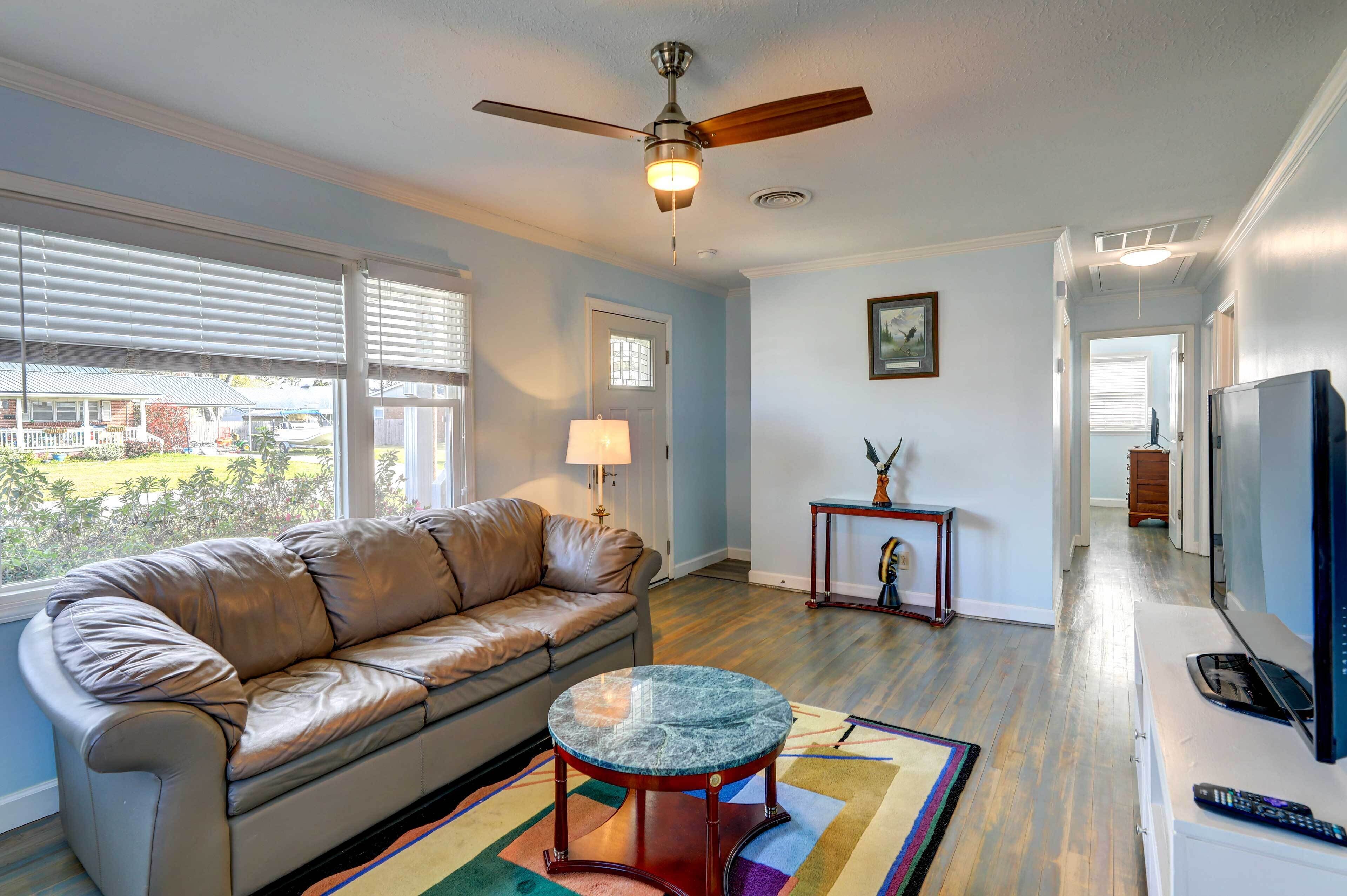 Pet-friendly Morehead City Home w/ Sunroom!
