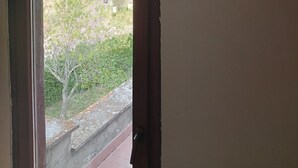 A room with a door leading to an outdoor area. - PANORAMIC VILLA (Bagnoregio)