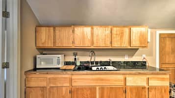 Apartemen (2 Bedrooms) | Dapur pribadi | Microwave, oven, kompor, dan peralatan masak/sendok-piring