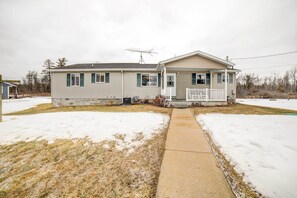 Cottage (3 Bedrooms) | Interior - Waterfront Evart House on Chippewa Lake Channel (Evart)