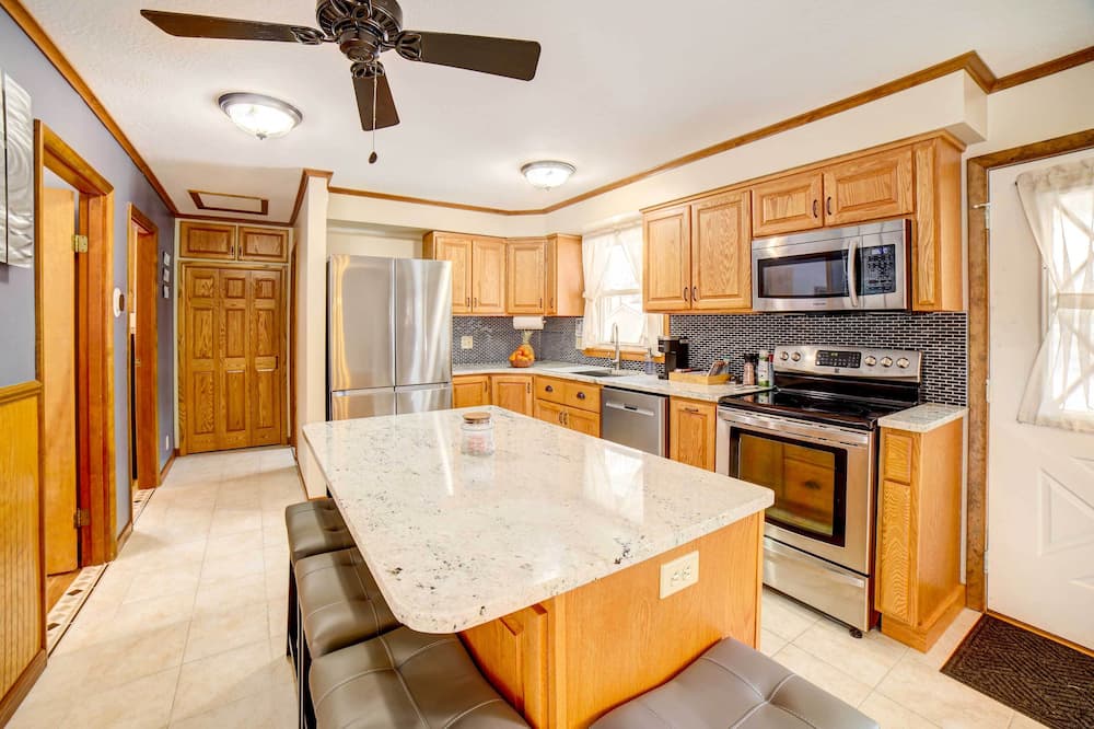 Waterfront Evart House on Chippewa Lake Channel - Barryton, MI