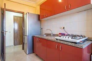 Kühlschrank, Ofen, Herdplatte, Wasserkocher mit Kaffee-/Teezubehör