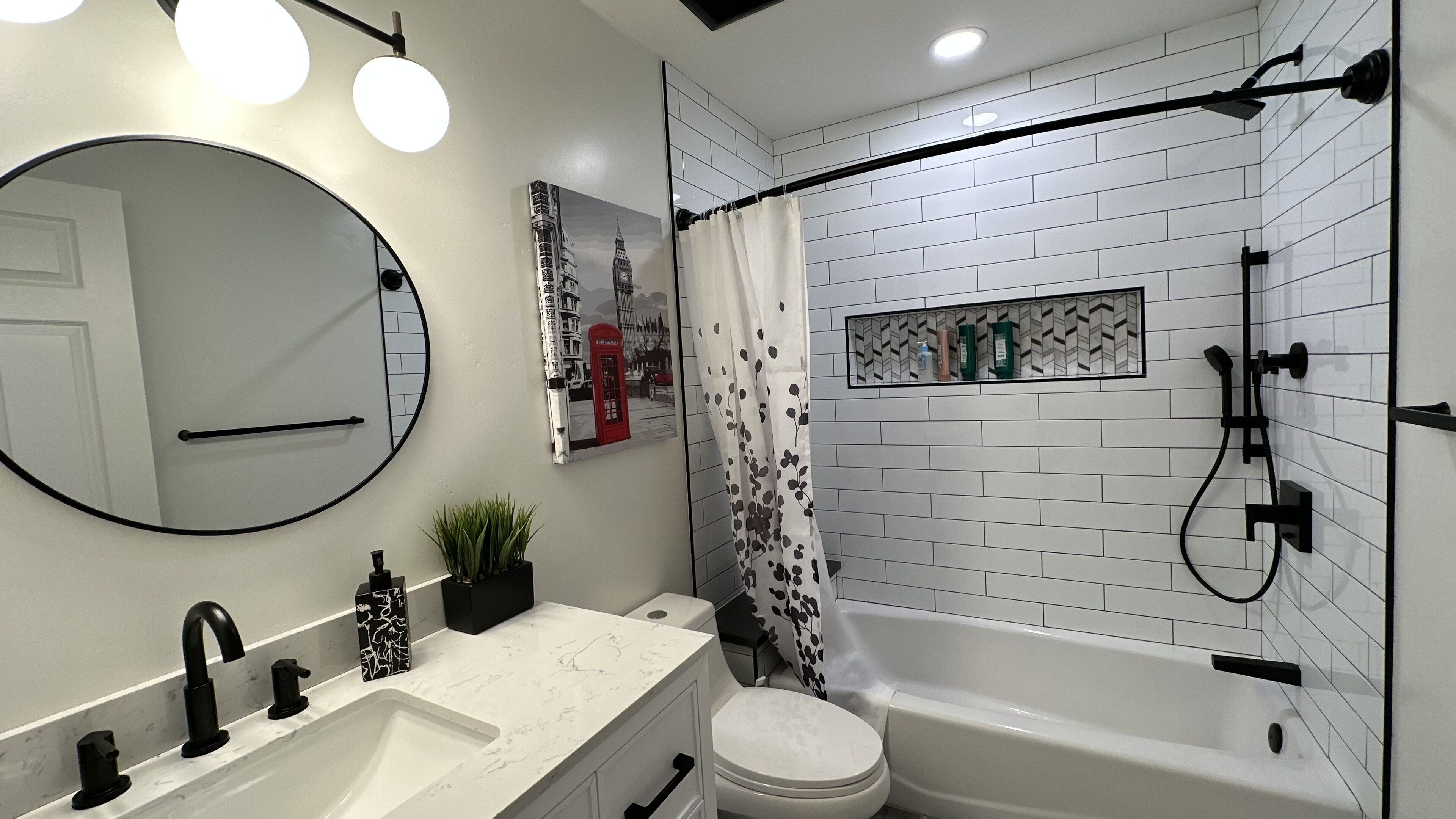 Cozy Retro Downtown Living