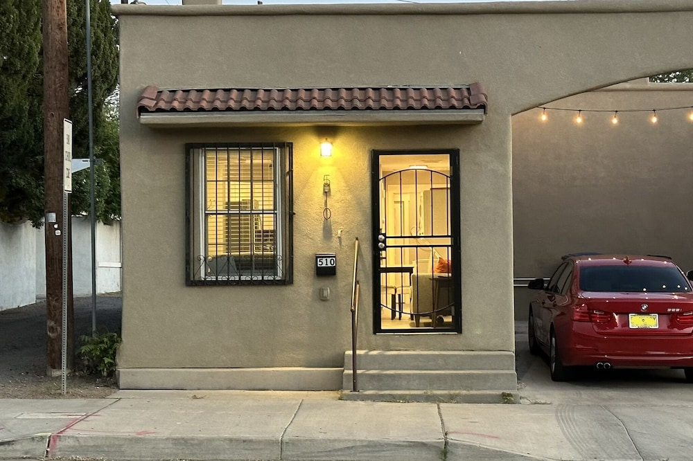 Cozy Retro Downtown Living