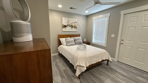 Cozy Retro Downtown Living