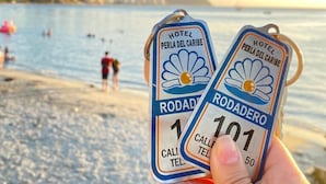 Deux cartes d’accès pour les chambres de l’hôtel Perla del Caribe Rodadero, indiquant le nom de l’hôtel et son numéro de téléphone.