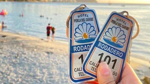 Two hotel keycards for Hotel Perla del Caribe Rodadero, featuring the hotel's name and contact number. - Hotel Perla Del Caribe (Santa Marta)