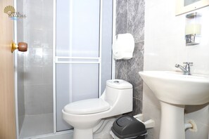 Habitación doble estándar | Baño | Regadera, regadera tipo lluvia, toallas, jabón 