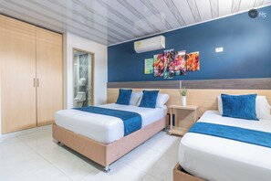 4 人部屋 | 高級寝具、WiFi (無料)、ベッドシーツ
