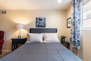 2 habitaciones, escritorio y tabla de planchar con plancha 