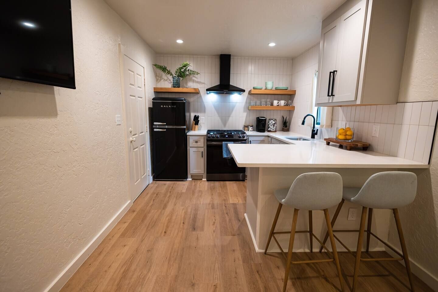 Een koelkast, een oven, een kookplaat, een koffiezetapparaat/waterkoker