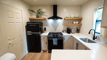 Refrigerador, horno, parrilla de estufa y cafetera y tetera
