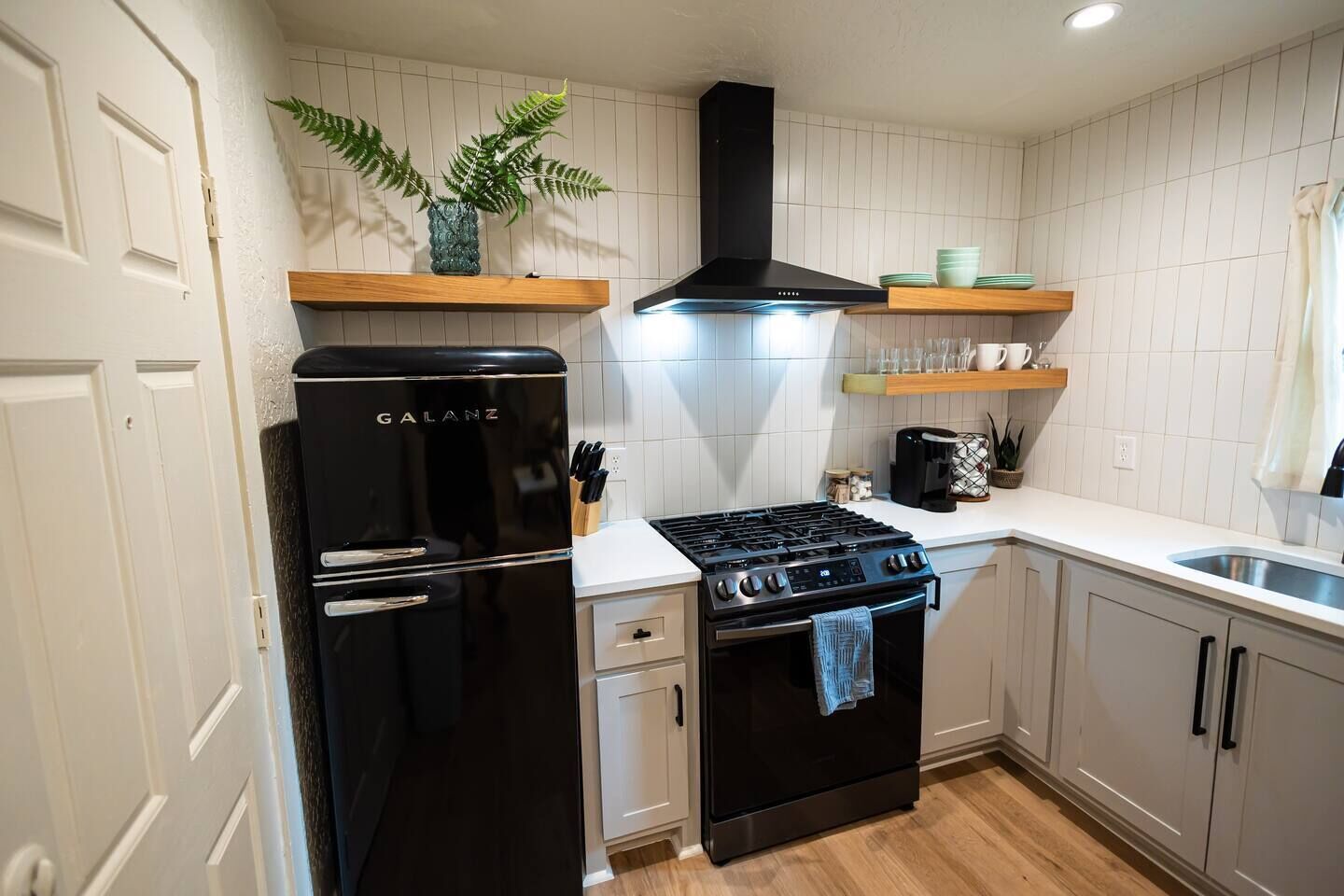 Refrigerador, horno, parrilla de estufa y cafetera y tetera 