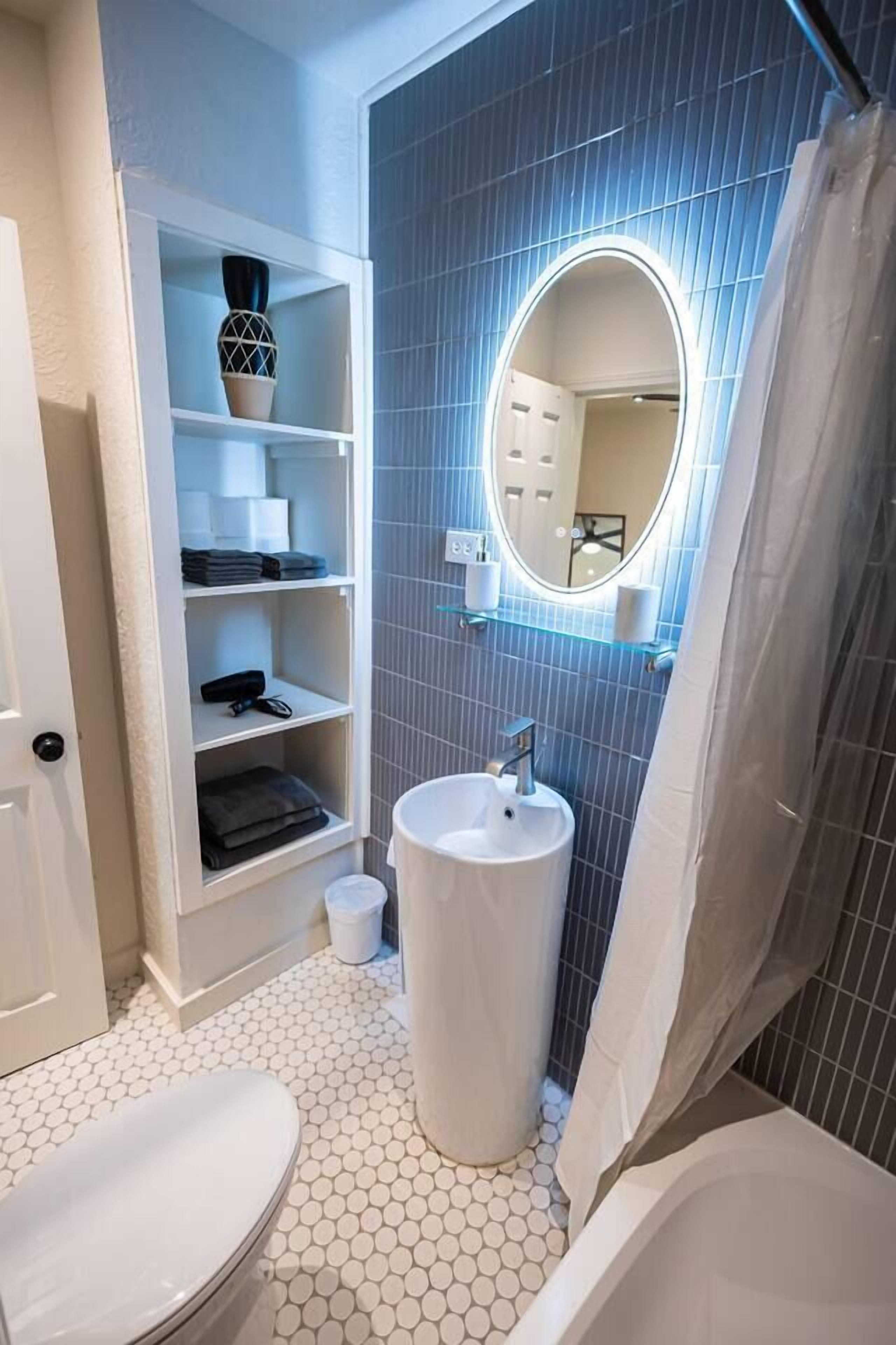 Kombinert dusj/badekar, hårføner og håndklær