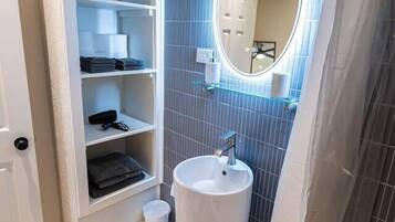 Suihkun ja ammeen yhdistelmä, hiustenkuivaaja, pyyhkeet