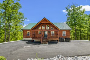 Exterior - Mountain views around the fireplace — your ultimate outdoor escape awaits! (Sevierville)