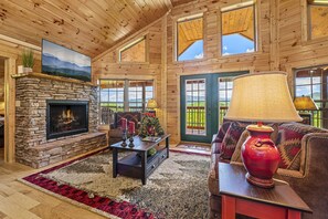 Smart TV, fireplace - Mountain views around the fireplace — your ultimate outdoor escape awaits! (Sevierville)