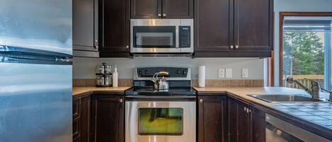 Refrigerador, microondas, horno y parrilla de estufa