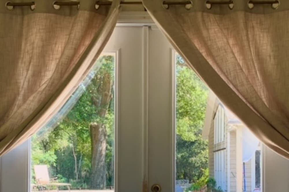 Escape to a Wellness Horse Ranch: A Perfect Calm Getaway in a Unique Cottage!