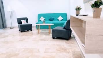 Comfort Suite (2B) | Living area | 42-inch Smart TV with digital channels