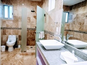 Comfort Suite (2B) | Bathroom | Shower, hair dryer, towels, shampoo - 5a Coral Suites (Playa del Carmen)