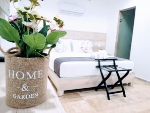 Suite Confort (2B) | Decoración personalizada, muebles diferentes y escritorio 